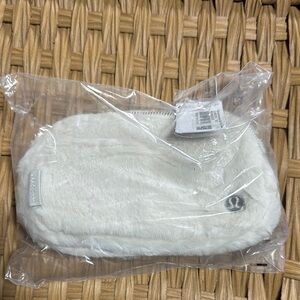 Everywhere Belt Bag *Plush Fleece BONE/SLVR ONE SIZE